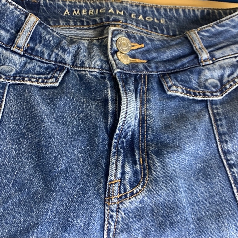 American Eagle Outfitters Retro High Rise Medium Washed Relaxed Mom Jeans - Picture 6 of 8